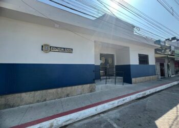 Polícia Civil do Espírito Santo prende funcionário de escola em Anchieta por pedir imagens íntimas de alunos e oferecer dinheiro em troca.