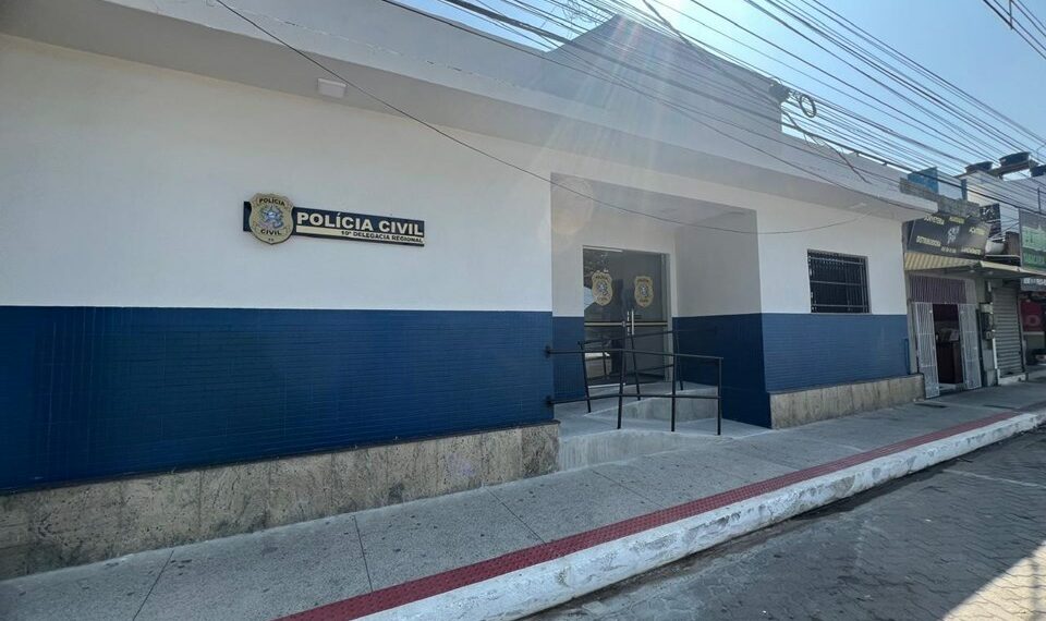 Polícia Civil do Espírito Santo prende funcionário de escola em Anchieta por pedir imagens íntimas de alunos e oferecer dinheiro em troca.