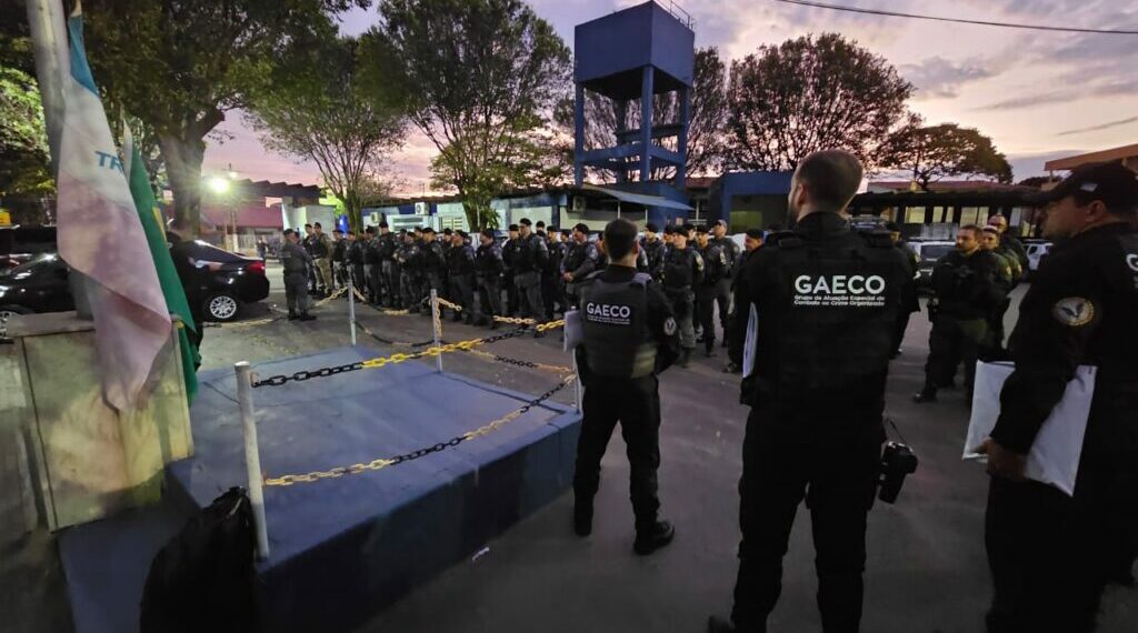 MPES realiza terceira fase da Operação Bastilha de Bob, com mandados de prisão e busca em Vila Velha, Cariacica e Guarapari. Ação mira aliança entre PCC e TCP, apreende armas, drogas e detém suspeitos.