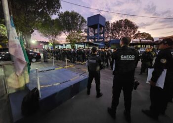 MPES realiza terceira fase da Operação Bastilha de Bob, com mandados de prisão e busca em Vila Velha, Cariacica e Guarapari. Ação mira aliança entre PCC e TCP, apreende armas, drogas e detém suspeitos.