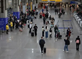 Brasil registra recorde de 7,68 milhões de turistas estrangeiros entre janeiro e outubro de 2025, um aumento de 42,2% em relação ao ano anterior. Embratur prevê 9 milhões de visitantes até dezembro e destaca a importância da conectividade aérea e dos investimentos no turismo.