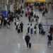 Brasil registra recorde de 7,68 milhões de turistas estrangeiros entre janeiro e outubro de 2025, um aumento de 42,2% em relação ao ano anterior. Embratur prevê 9 milhões de visitantes até dezembro e destaca a importância da conectividade aérea e dos investimentos no turismo.