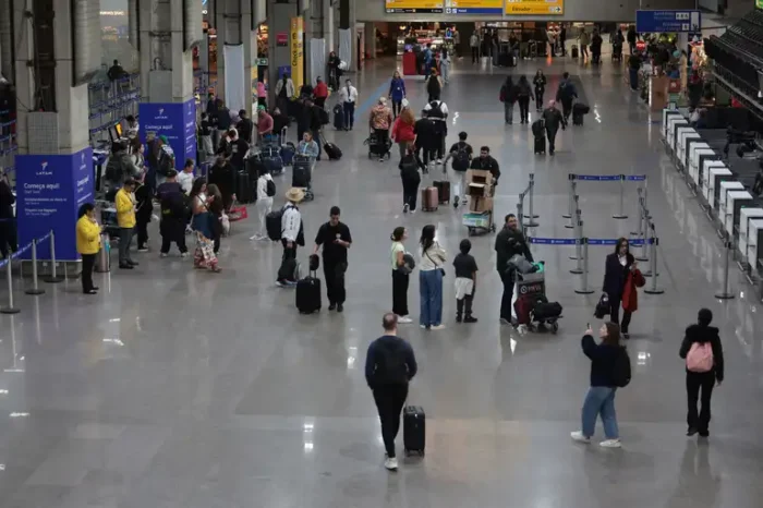 Brasil registra recorde de 7,68 milhões de turistas estrangeiros entre janeiro e outubro de 2025, um aumento de 42,2% em relação ao ano anterior. Embratur prevê 9 milhões de visitantes até dezembro e destaca a importância da conectividade aérea e dos investimentos no turismo.