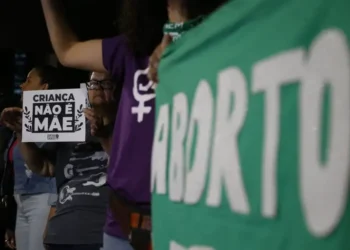 A Sociedade Brasileira de Pediatria alerta para riscos de retrocesso com o decreto que suspende resolução do Conanda sobre aborto legal em casos de estupro e pede debate amplo no Senado.