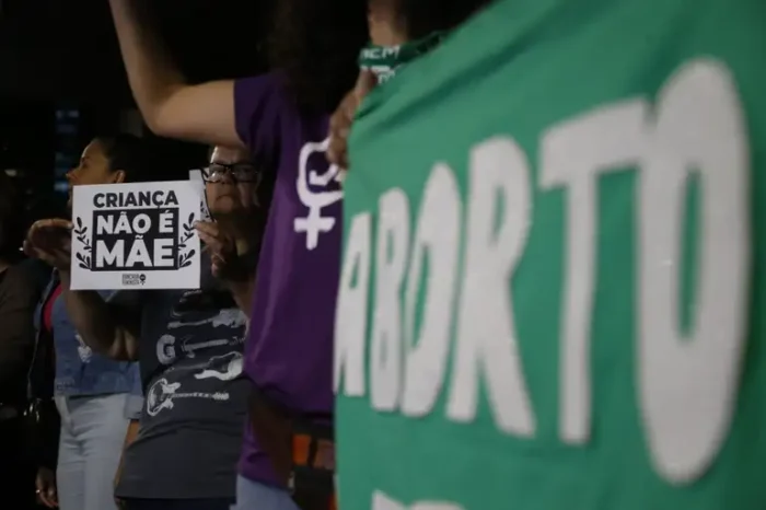 A Sociedade Brasileira de Pediatria alerta para riscos de retrocesso com o decreto que suspende resolução do Conanda sobre aborto legal em casos de estupro e pede debate amplo no Senado.