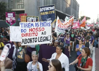 Conanda e movimentos sociais criticam projeto que limita aborto legal e defendem proteção a meninas vítimas de violência sexual no Brasil.