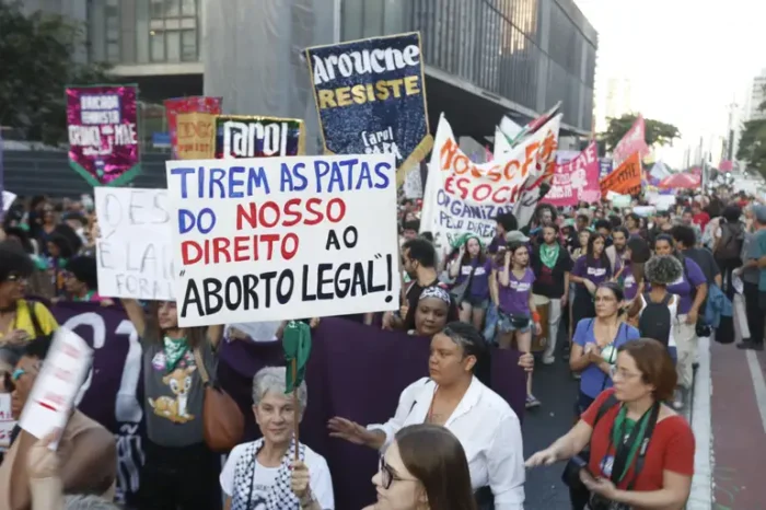 Conanda e movimentos sociais criticam projeto que limita aborto legal e defendem proteção a meninas vítimas de violência sexual no Brasil.