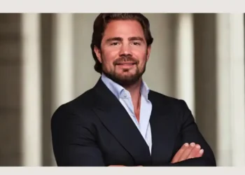 Polícia Federal prende Daniel Vorcaro, dono do Banco Master, durante a Operação Compliance Zero, que apura a emissão de títulos de crédito falsos por instituições financeiras. Mandados são cumpridos em cinco estados.