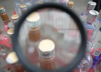 Mortes por intoxicação por metanol chegam a 16 no Brasil. Ministério da Saúde registra 97 casos, com São Paulo liderando ocorrências e investigações.