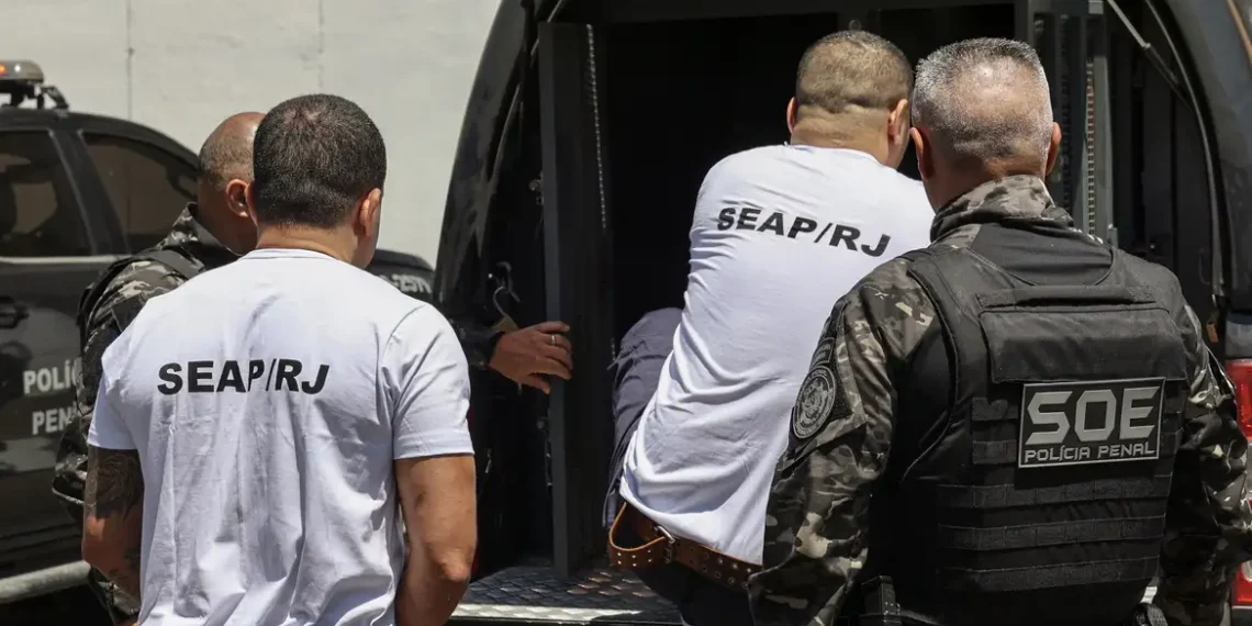 Sete chefes do Comando Vermelho são transferidos de Bangu 1 para presídios federais de segurança máxima em operação conjunta da Seap-RJ e da Polícia Federal para conter o crime organizado no Rio de Janeiro.