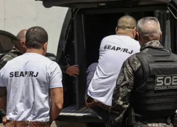Sete chefes do Comando Vermelho são transferidos de Bangu 1 para presídios federais de segurança máxima em operação conjunta da Seap-RJ e da Polícia Federal para conter o crime organizado no Rio de Janeiro.