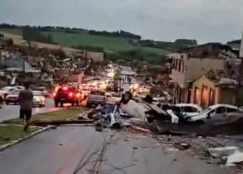 Tempestade com ventos intensos causa devastação em Rio Bonito do Iguaçu, no Paraná. Quatro pessoas morreram e mais de 10 mil foram afetadas. Defesa Civil e equipes estaduais atuam no socorro e recuperação.