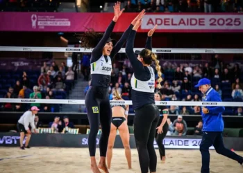 Três duplas brasileiras avançam às quartas do Mundial de Vôlei de Praia em Adelaide, na Austrália. Veja resultados, horários dos jogos e detalhes sobre as partidas dos brasileiros.