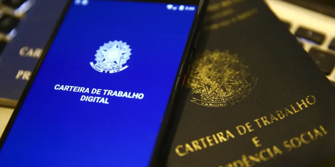 O Brasil gerou 85.147 empregos formais em outubro, segundo o Novo Caged. Serviços e comércio cresceram, mas indústria, agropecuária e construção registraram queda. Saldo é menor que o de setembro. Governo culpa juros altos pela desaceleração.