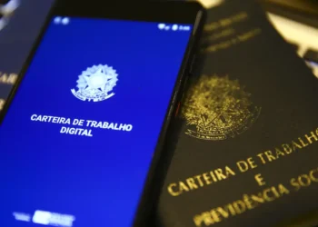 O Brasil gerou 85.147 empregos formais em outubro, segundo o Novo Caged. Serviços e comércio cresceram, mas indústria, agropecuária e construção registraram queda. Saldo é menor que o de setembro. Governo culpa juros altos pela desaceleração.