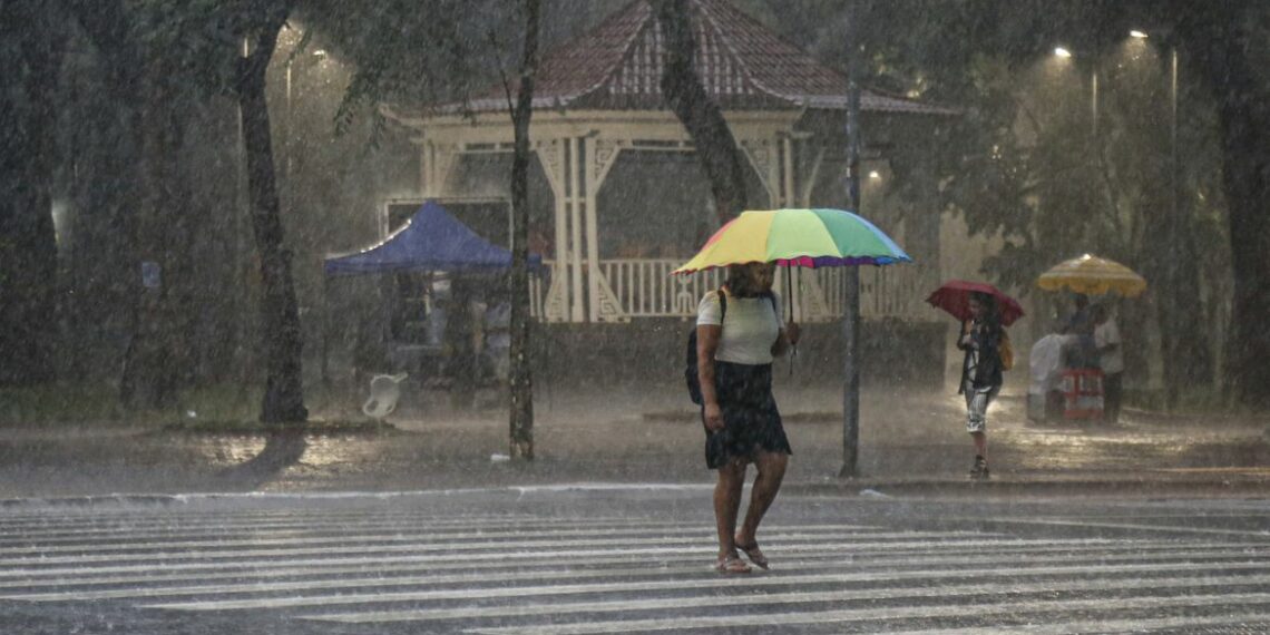 Inmet emite alerta de tempestades para Sul, Sudeste e Centro-Oeste, com chuvas intensas, ventos fortes e risco de danos. Regiões do Paraná e Rio Grande do Sul têm alerta severo, e estados como São Paulo, RJ e MS também entram em nível de atenção.