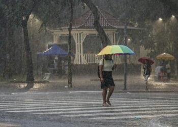 Inmet emite alerta de tempestades para Sul, Sudeste e Centro-Oeste, com chuvas intensas, ventos fortes e risco de danos. Regiões do Paraná e Rio Grande do Sul têm alerta severo, e estados como São Paulo, RJ e MS também entram em nível de atenção.