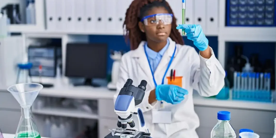 Pesquisa divulgada na Conferência Empresarial ESG Racial mostra que jovens negros conquistaram maior acesso à educação, mas seguem enfrentando barreiras no mercado de trabalho e forte segregação ocupacional.