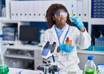 Pesquisa divulgada na Conferência Empresarial ESG Racial mostra que jovens negros conquistaram maior acesso à educação, mas seguem enfrentando barreiras no mercado de trabalho e forte segregação ocupacional.