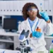 Pesquisa divulgada na Conferência Empresarial ESG Racial mostra que jovens negros conquistaram maior acesso à educação, mas seguem enfrentando barreiras no mercado de trabalho e forte segregação ocupacional.