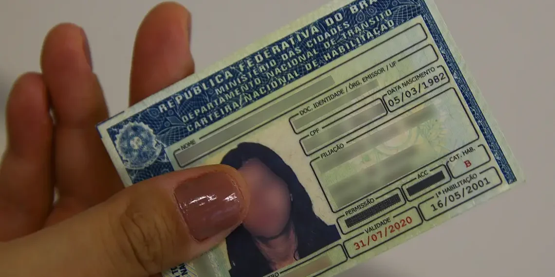 Tentativas de fraude documental no Brasil mais que dobraram entre 2022 e 2025, com o RG sendo o principal alvo. Inteligência artificial e análise humana elevam precisão na detecção para 98%.