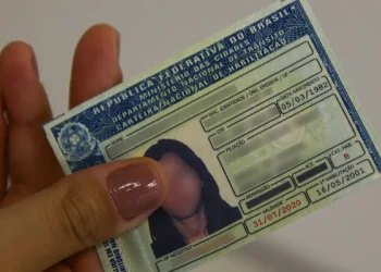 Tentativas de fraude documental no Brasil mais que dobraram entre 2022 e 2025, com o RG sendo o principal alvo. Inteligência artificial e análise humana elevam precisão na detecção para 98%.