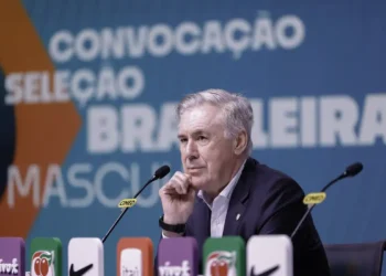 Carlo Ancelotti divulga convocação da Seleção Brasileira para amistosos contra Senegal e Tunísia. Luciano Juba é a novidade; Fabinho e Vitor Roque retornam à equipe.