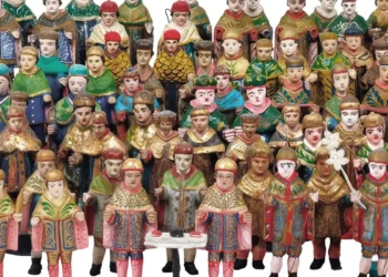 Exposição “Cosme e Damião — diversidade e coexistência” apresenta acervo raro com peças europeias, asiáticas, africanas e nordestinas, destacando o sincretismo religioso em torno dos santos gêmeos. Veja detalhes, horários e ingressos.