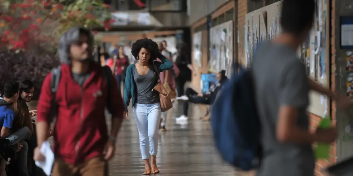  Enade 2025 ocorre neste domingo (23) para alunos de bacharelado e cursos superiores de tecnologia. Provas terão quatro horas de duração e locais já estão disponíveis no Sistema Enade.