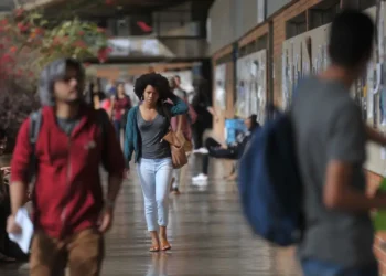  Enade 2025 ocorre neste domingo (23) para alunos de bacharelado e cursos superiores de tecnologia. Provas terão quatro horas de duração e locais já estão disponíveis no Sistema Enade.