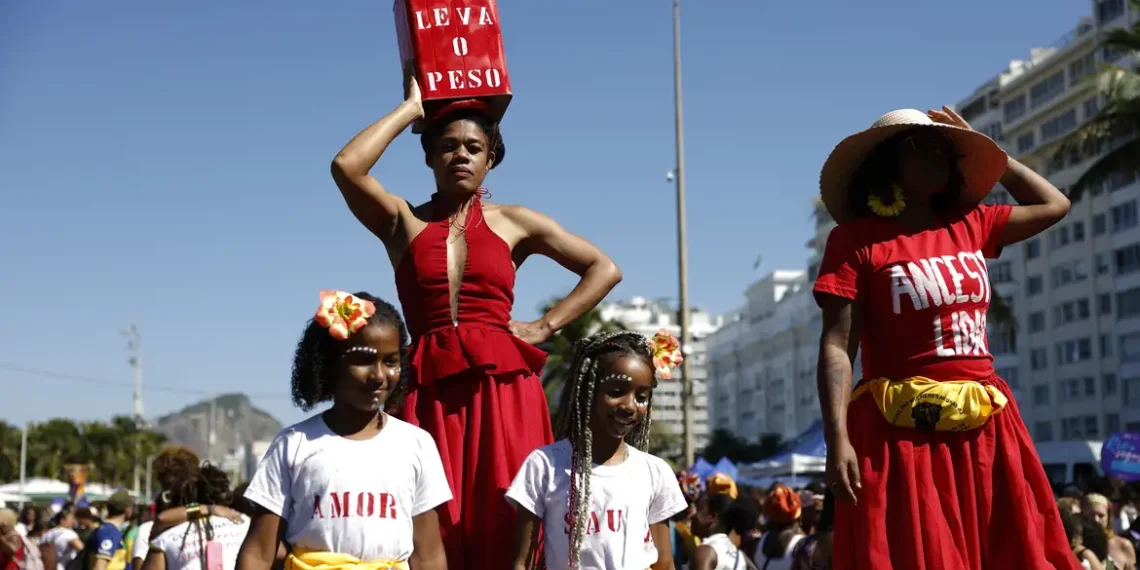 Brasil avança no debate sobre reparação histórica diante do legado de 400 anos de escravidão. Marcha de Mulheres Negras apresenta medidas para enfrentar desigualdades e cobrar políticas públicas estruturantes.
