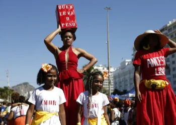 Brasil avança no debate sobre reparação histórica diante do legado de 400 anos de escravidão. Marcha de Mulheres Negras apresenta medidas para enfrentar desigualdades e cobrar políticas públicas estruturantes.