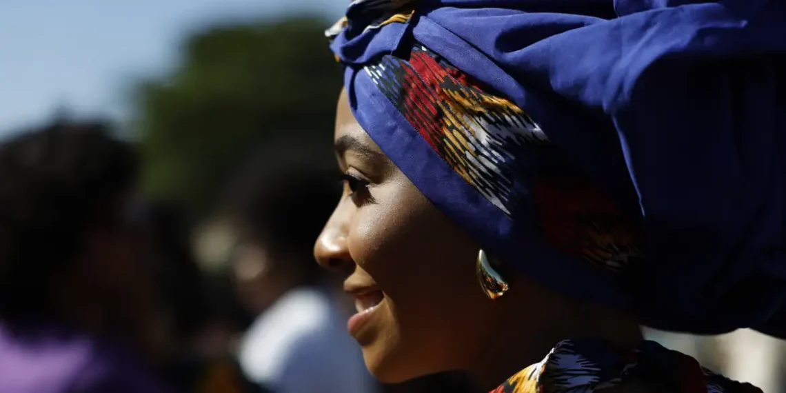 A EBC lança a campanha “Vozes Negras: Em Alto e Bom Tom” e apresenta programação especial na TV Brasil, Rádio Nacional e Rádio MEC durante o Mês da Consciência Negra, com filmes, entrevistas, música e cobertura da Marcha das Mulheres Negras.