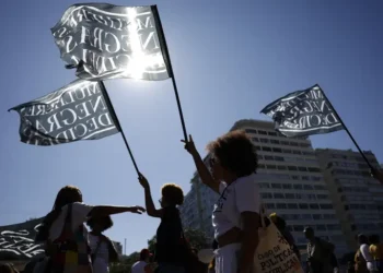 Levantamento da Jusbrasil revela que 30% das decisões judiciais sobre racismo em 2025 envolvem casos no ambiente de trabalho, reforçando a urgência de políticas públicas contra discriminação.