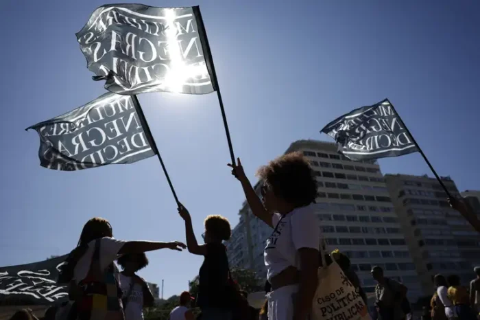 Levantamento da Jusbrasil revela que 30% das decisões judiciais sobre racismo em 2025 envolvem casos no ambiente de trabalho, reforçando a urgência de políticas públicas contra discriminação.