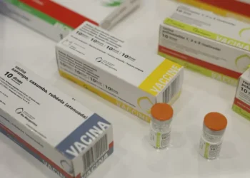 A Organização Pan-Americana da Saúde retirou das Américas o certificado de eliminação do sarampo após transmissão endêmica no Canadá. Brasil ainda mantém o status de país livre, mas enfrenta surtos isolados e alerta para queda na cobertura vacinal.