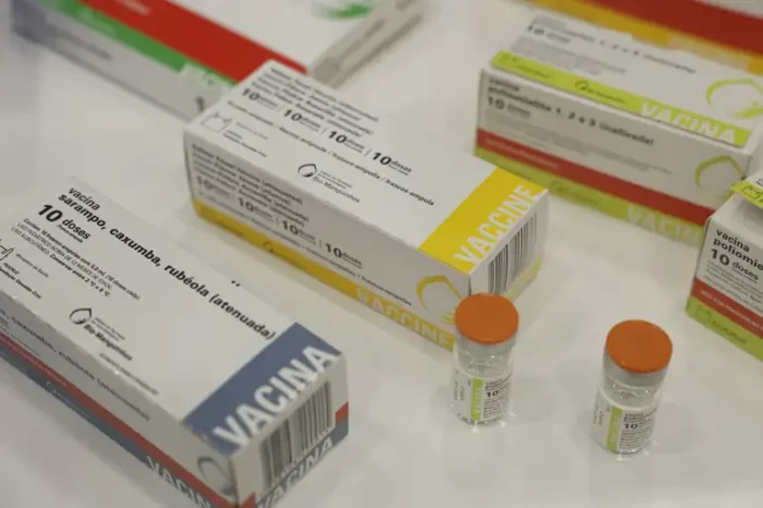 A Organização Pan-Americana da Saúde retirou das Américas o certificado de eliminação do sarampo após transmissão endêmica no Canadá. Brasil ainda mantém o status de país livre, mas enfrenta surtos isolados e alerta para queda na cobertura vacinal.