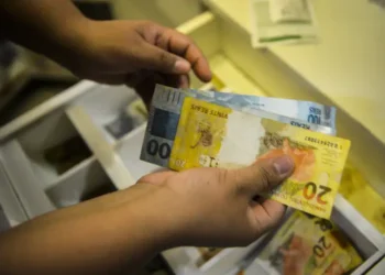 Mais de 152 mil trabalhadores receberão lote extra do PIS/Pasep a partir deste sábado (15). Pagamentos variam de R$ 126,50 a R$ 1.518 e ficam disponíveis até 29 de dezembro. Saiba quem tem direito, como consultar e como sacar.