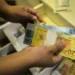 Mais de 152 mil trabalhadores receberão lote extra do PIS/Pasep a partir deste sábado (15). Pagamentos variam de R$ 126,50 a R$ 1.518 e ficam disponíveis até 29 de dezembro. Saiba quem tem direito, como consultar e como sacar.