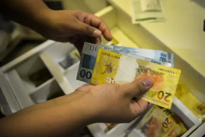 Mais de 152 mil trabalhadores receberão lote extra do PIS/Pasep a partir deste sábado (15). Pagamentos variam de R$ 126,50 a R$ 1.518 e ficam disponíveis até 29 de dezembro. Saiba quem tem direito, como consultar e como sacar.