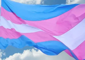 Diagnóstico de câncer de mama impulsiona homem trans a assumir identidade e expõe lacunas da saúde no atendimento à população LGBTQIAPN+. Especialistas lançam guia inédito para orientação oncológica inclusiva.