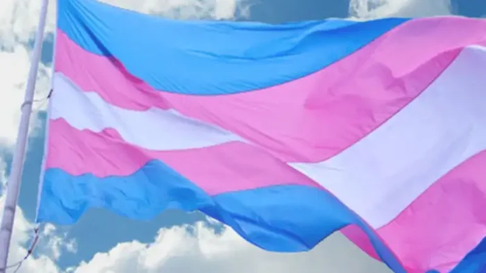 Diagnóstico de câncer de mama impulsiona homem trans a assumir identidade e expõe lacunas da saúde no atendimento à população LGBTQIAPN+. Especialistas lançam guia inédito para orientação oncológica inclusiva.