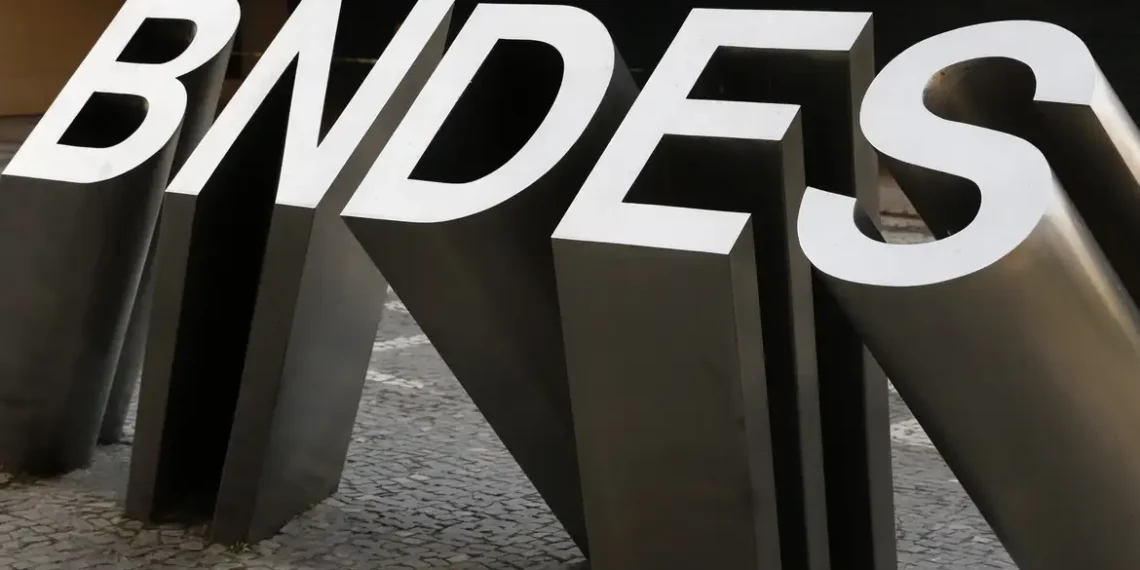 BNDES aprova R$ 230 bilhões em crédito de janeiro a setembro, alta de 39% em um ano. Indústria lidera liberações e banco prevê anúncio de grande projeto de infraestrutura que deve impulsionar o balanço anual.