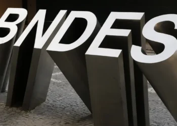 BNDES aprova R$ 230 bilhões em crédito de janeiro a setembro, alta de 39% em um ano. Indústria lidera liberações e banco prevê anúncio de grande projeto de infraestrutura que deve impulsionar o balanço anual.