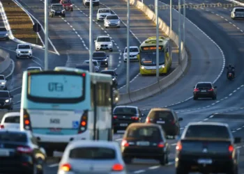 Durante a COP30, em Belém, 121 entidades aderiram à Coalizão para a Descarbonização dos Transportes, iniciativa que prevê reduzir em 70% as emissões do setor até 2050.