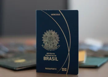Usuários do Gov.br agora recebem avisos sobre o vencimento do passaporte. A nova função, em parceria com a Polícia Federal, enviará notificações em três etapas e busca facilitar a renovação do documento.