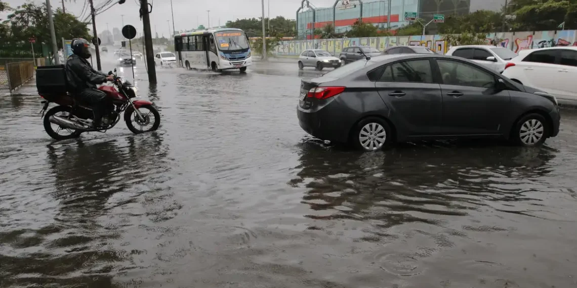 Frente fria que provocou tornado no Paraná chega ao Rio de Janeiro e causa ventos fortes, alagamentos e queda de árvores. Cidade entra em estágio 2 de alerta, segundo o Centro de Operações.