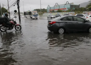 Frente fria que provocou tornado no Paraná chega ao Rio de Janeiro e causa ventos fortes, alagamentos e queda de árvores. Cidade entra em estágio 2 de alerta, segundo o Centro de Operações.