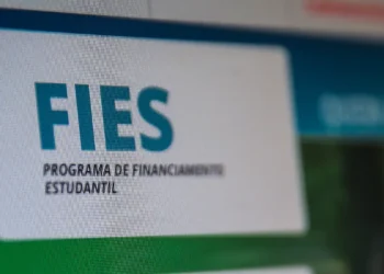 O MEC iniciou nesta quinta (13) a convocação dos candidatos da lista de espera para vagas remanescentes do Fies 2025/2. Veja prazos, etapas e regras para o financiamento estudantil.