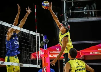 O Brasil começou o Mundial de Vôlei de Praia 2024 com seis vitórias por 2 a 0 em Adelaide. Ana Patrícia/Duda, Thamela/Vic, Carol/Rebecca, Vitória/Hegê, Evandro/Arthur e George/Saymon venceram na abertura da fase de grupos.